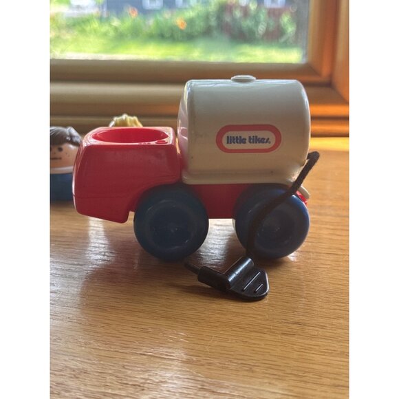 Vintage Little Tikes Tykes Gas Tanker Truck with figures - Picture 5 of 5